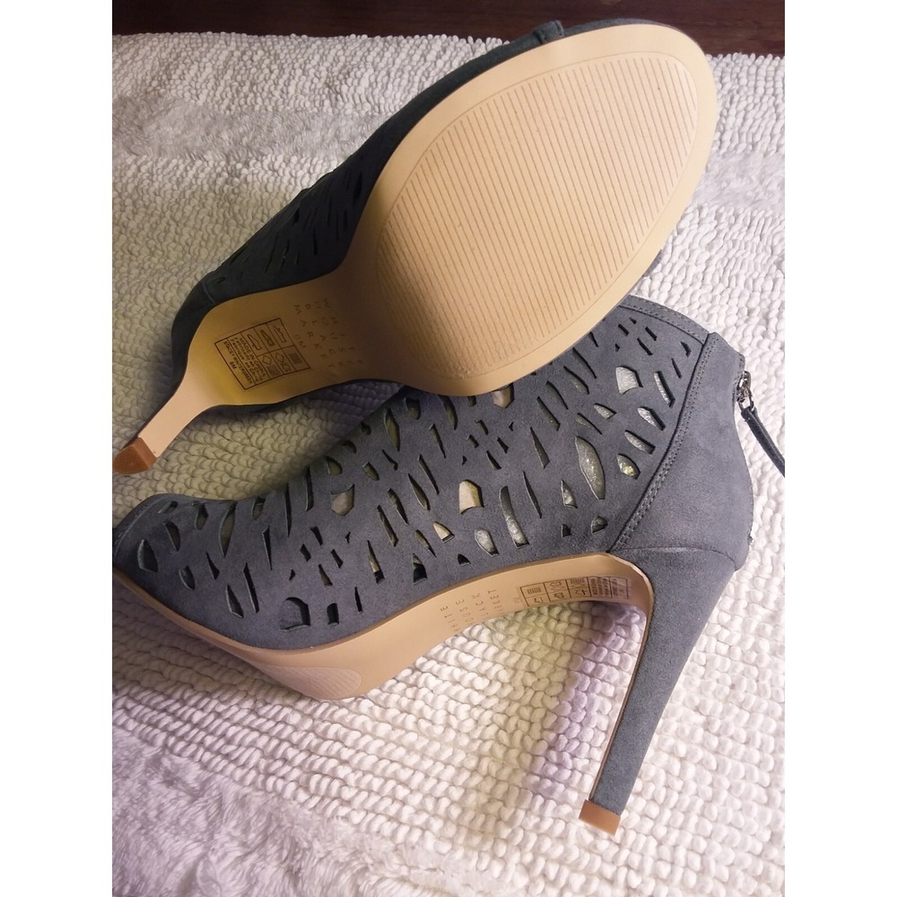 White House Black Market Shootie Stacey Laser Cut Gray Peep Toe Heels Sz 8 - Picture 14 of 16